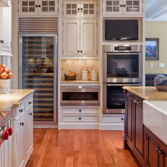 Телевизор в уютна кухня