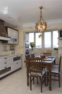 Телевизор със среден размер в кухнята