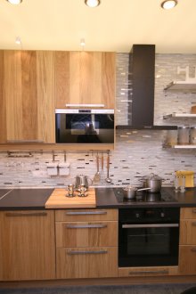 Малък бял телевизор в кухнята