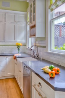 Телевизор в интериора на просторна кухня