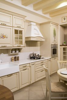 Високо монтиран телевизор в кухнята