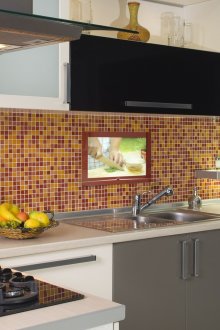 Телевизор над мивката в кухнята