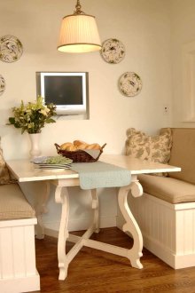 Малък телевизор над трапезарията в кухнята