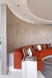 Grauer Kitt in der Dekoration des Wohnzimmers