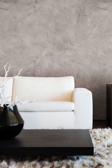 Grauer Kitt an den Wänden des Wohnzimmers