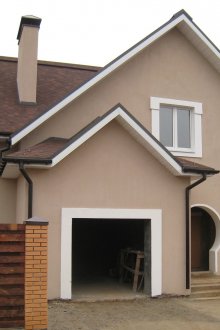 Brown Kitt in der Außenseite des Hauses