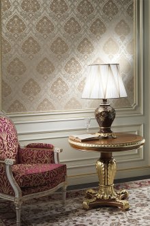 Класическа настолна лампа с бял абажур