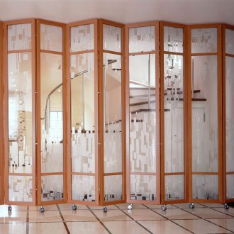 Сгъваем екран на колела, изработени от дърво и стъкло