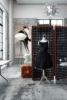 Черно-кафяв екран в интериора на апартамента