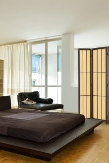 Бежово-кафяв екран в спалнята