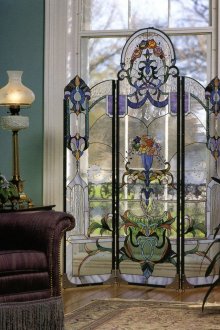 Екран с витражи в интериора