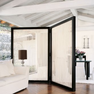 Черно-бял екран в хола-трапезарията