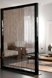 Необичаен черен екран в хола