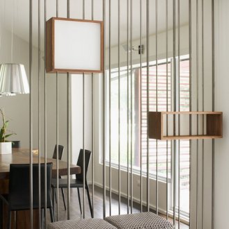 Екран от метал и дърво в интериора