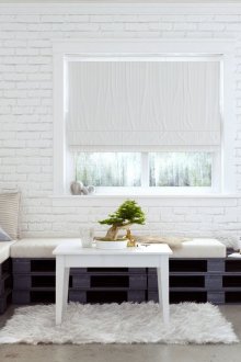 Тапет под бяла тухла в хола