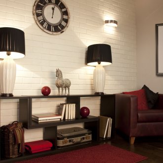 Тапет под бяла тухла в красив хол