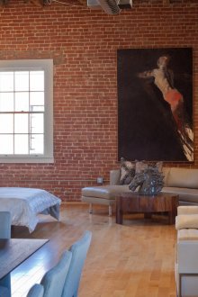 Тапет под тухла в спалнята-хол