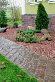 Тротоарна пътека в градината