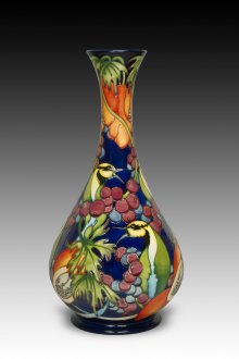 Боядисана порцеланова ваза