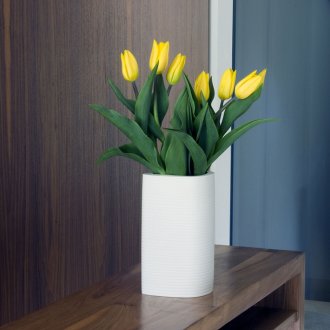 Бяла порцеланова ваза с цветя