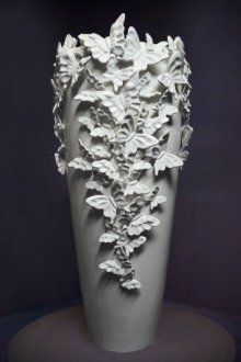 Бяла порцеланова подова ваза с пеперуди