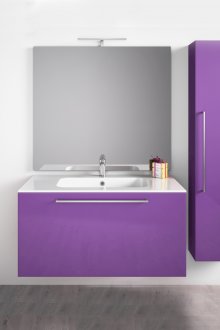 Трева в интериора на банята