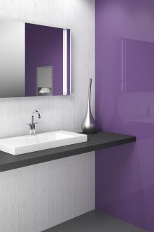 Лилава стена в банята