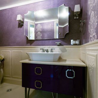 Виолетово-бежова баня в класически стил