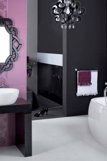 Лилави, черни и бели цветове в дизайна на банята в модерен стил
