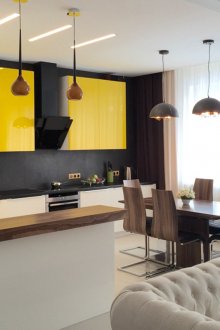 Кремав диван в кухнята на хола с жълти акценти