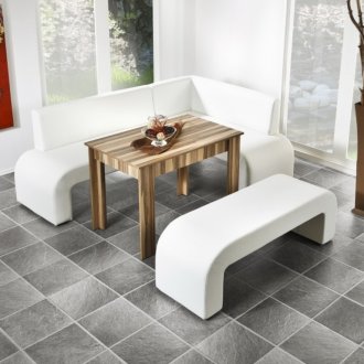 Бял диван и пейка в кухнята