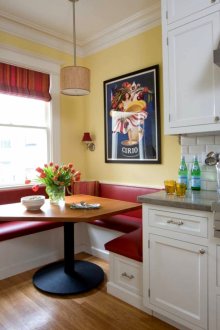 Червен и бял диван в малка кухня