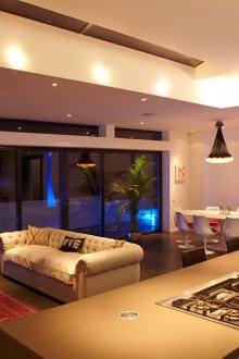 Диван в голямата кухня