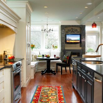 Ъглов диван в кухнята с остров