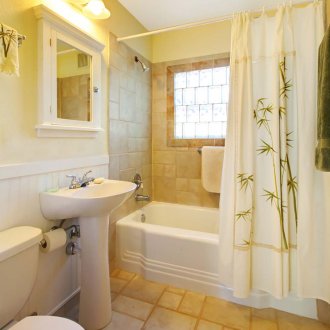 Малка бежова баня в кънтри стил