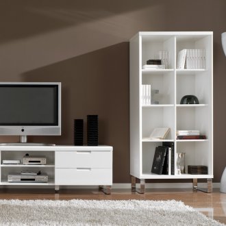 Бяла стойка за телевизор в голям хол