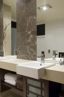 Бежово-кафява баня 7 квадратни метра. м с два умивалника