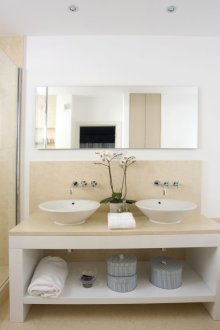 Бежова и бяла баня 7 квадратни метра. м с два умивалника