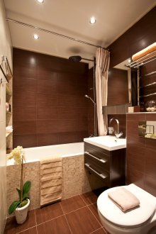 Уютна кафяво-бежова баня