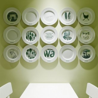 Леки плочи, разположени симетрично на стената