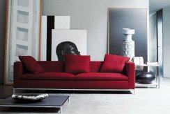 Sofa merah di ruang tamu hitam dan putih