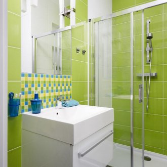 Светло зелени и бели плочки в модерна баня