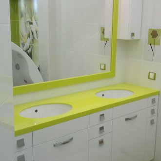 Светло зелен декор в банята