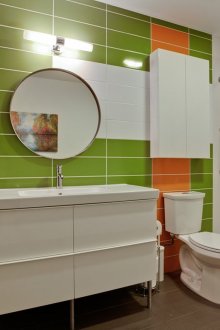 Светлозелена плочка в интериора на банята