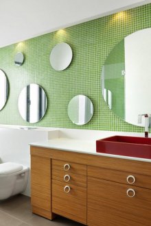 Бяла и зелена стена в банята