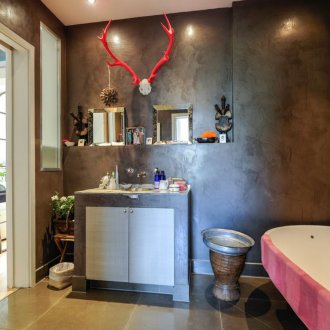 Plaster hiasan hitam di bilik mandi