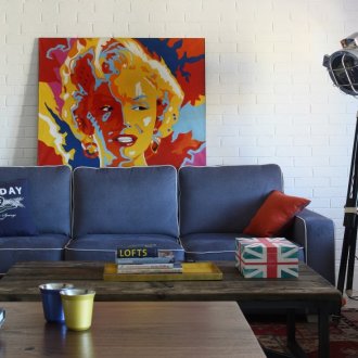 Сини и червени акценти в хола