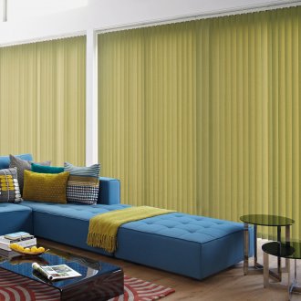 Син голям диван и маслинени завеси в хола