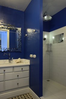 Mattblau gestrichene Wände im Badezimmer
