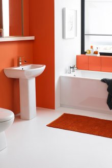 Orangefarbene Wände im Badezimmer